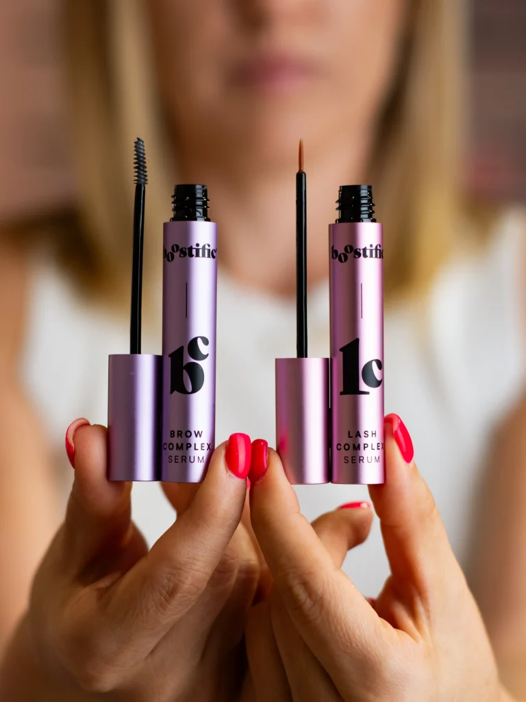 Kézben tartott bo’stific Brow Complex Serum és Lash Complex Serum nyitott applikátorral