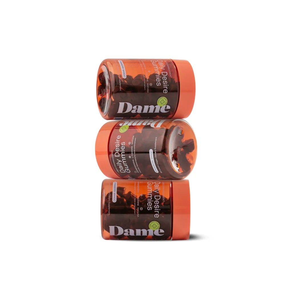 Három Dame Daily Desire Gummies tégely egymásra helyezve fehér háttéren