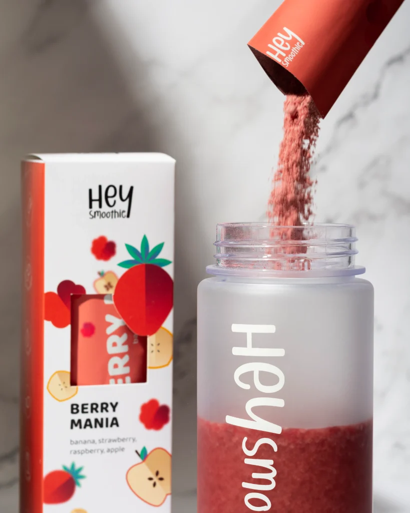 Hey Smoothie Berry Mania smoothie por kitöltése tasakból shakerbe