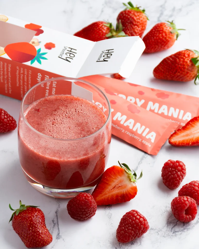 Hey Smoothie Berry Mania csomagolás elkészített piros smoothie-val, eperrel és málnával