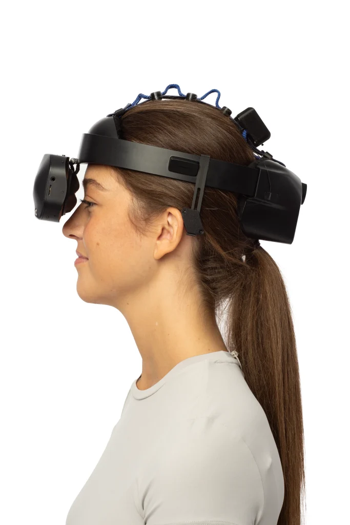 MindRove VR headsetet viselő nő oldalnézetből