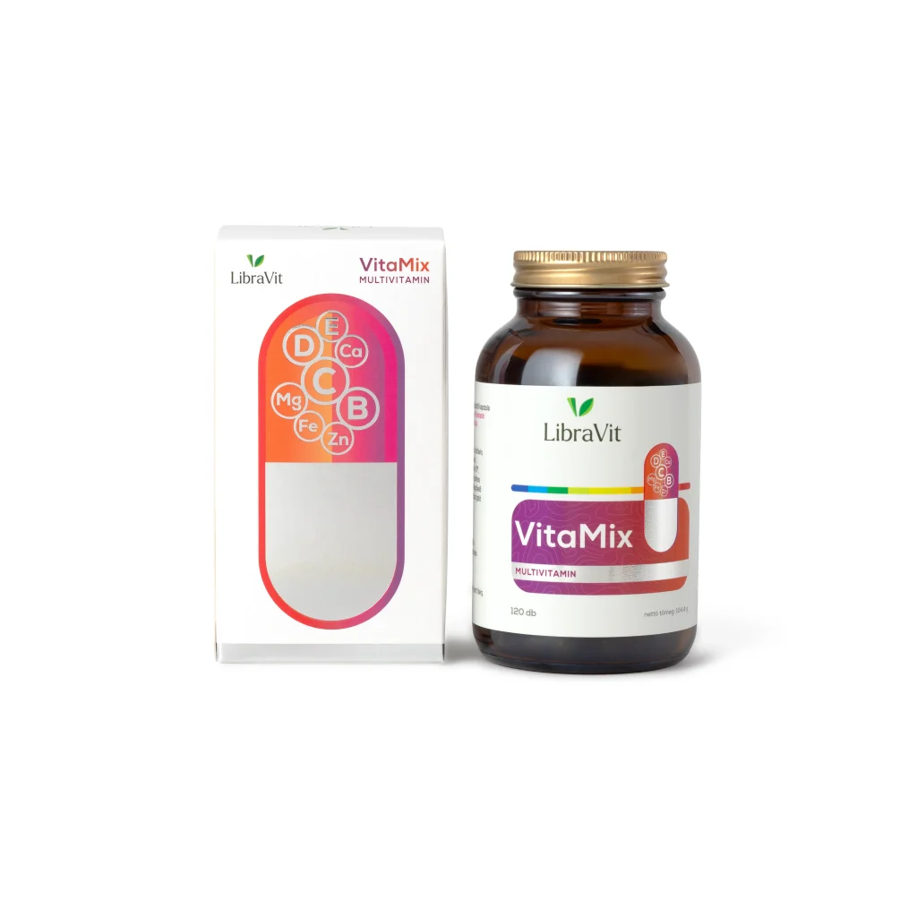 Multivitamin barna üvegben és papírdobozban, fehér háttéren.