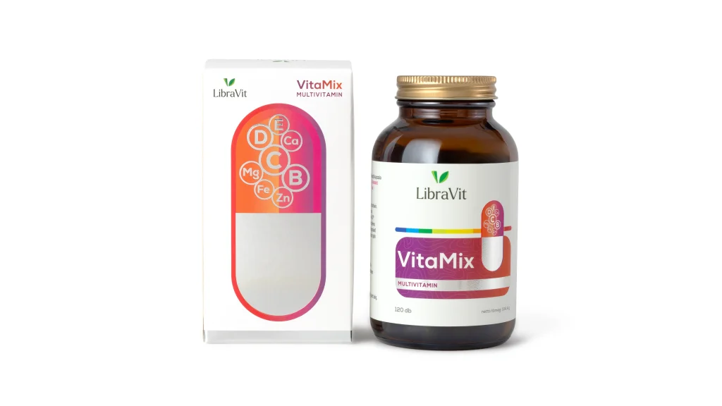 Multivitamin barna üvegben és papírdobozban, fehér háttéren.