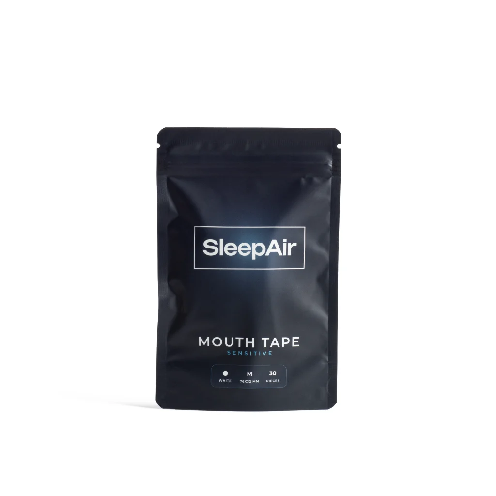 SleepAir Sensitive fehér szájtapasz álló csomagolása fehér háttéren.