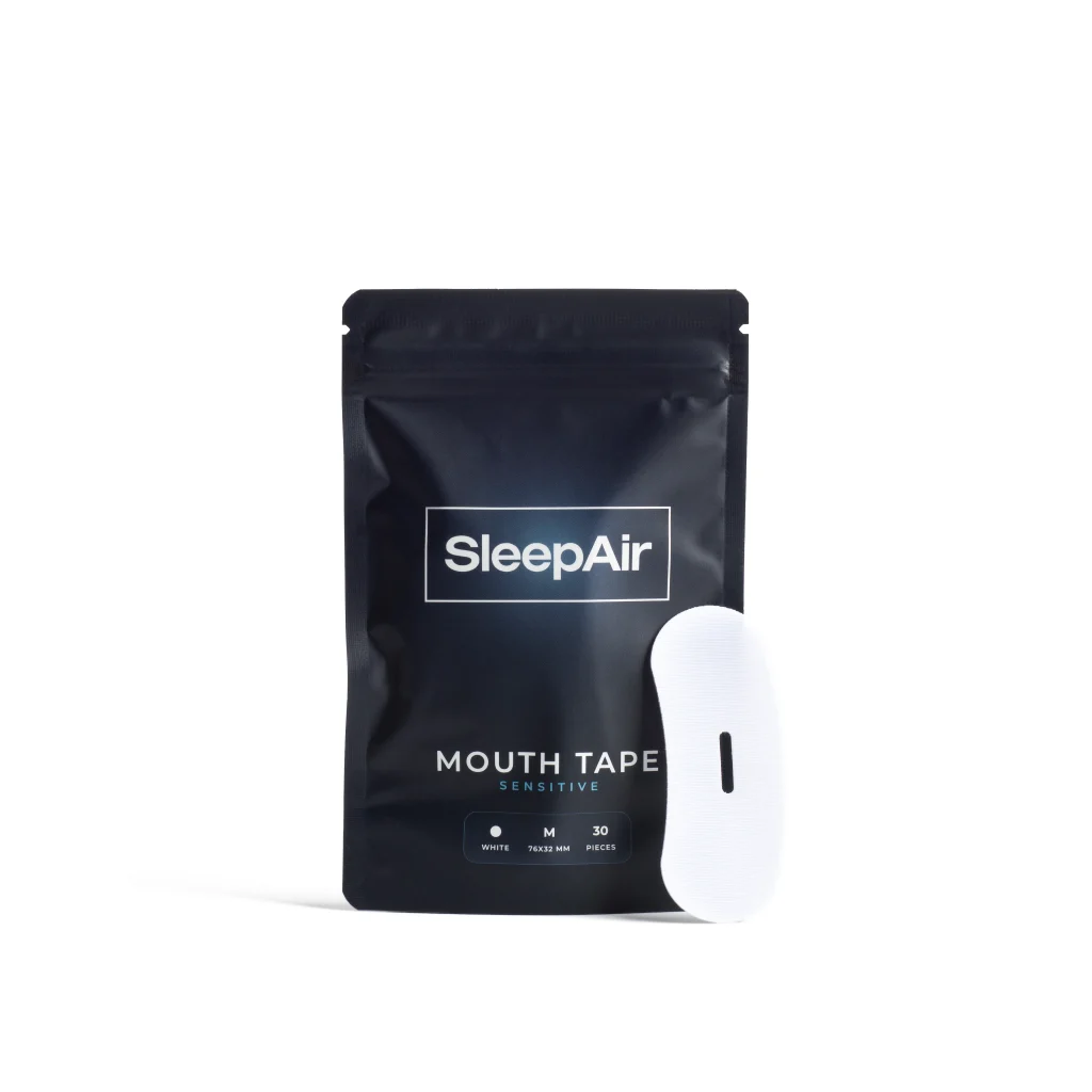 SleepAir Sensitive fehér szájtapasz csomagolása egy fehér tapasszal, fehér háttéren.